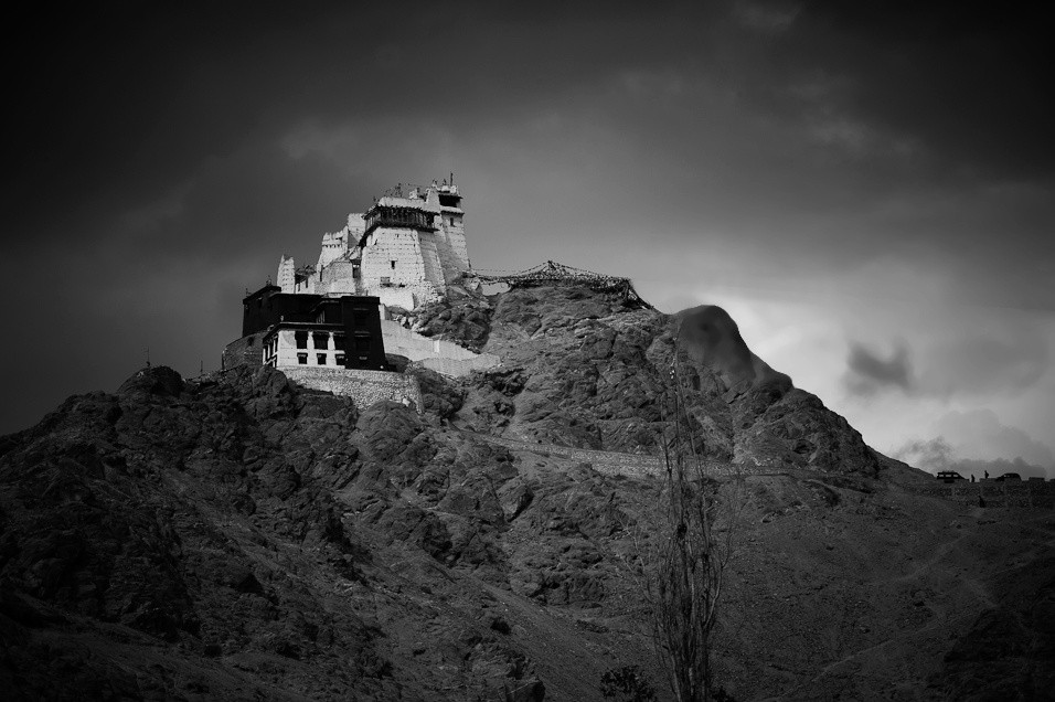 Tsema Gompa nad městem